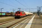 Ex-NS 1615 hauls five natural gas tank wagons through Lage zwaluwe on 19 July 2018. 