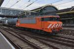 One tank wagon and an electric d-i-t are the load for RFO 1830 on 13 July 2025 whilst passing through 's-Hertogenbosch.