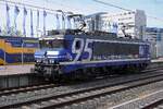 RFO 1831, die eine Lackierung trägt, um die niederländische Erhaltungsgesellschaft NVBS zu ihrem 95. Jubiläum zu gratulieren, rangiert am 27. April 2026 am Rotterdam Centraal.