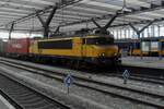 On 18 May 2019 BE 1835/E-01 passes slowly through Rotterdam Centraal.