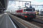 RXP 9904 stands with some RADVE coupling wagons used for transport moves of new EMUs at Amersfoort on 1 August 2026.