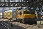 On 5 August 2018 NS 1768 pushes a DD-AR out of Amsterdam Centraal. 