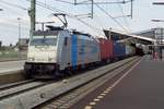 RTB 186 428 hauls a Blerick-shuttle through Tilburg on 19 July 2018. 