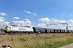 On 12 June 2020 Captrain 186 151 hauls a coal train through Valburg.