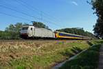 Intercity with 186 237 speeds through Tilburg Oude Warande on 24 June 2020.