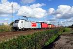 Crossrail 186 187 hauls a container train through Tilburg-Reeshof on 15 October 2021.