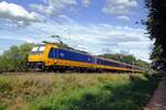 NS 186 034 banks an IC-service to Eindhoven through Tilburg Oude Warande. The frog's view is due to the fact, that here the tracks are build upon an embankment.