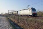 RailPool 186 105 hauls an oil train through Tilburg-Reeshof on 10 March 2022.