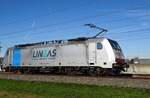 Lineas 186 502 runs light through Valburg on 13 November 2022.