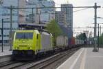 El 8 de mayo de 2026, Medway 186 112 arrastra un tren de contenedores a través de Tilburg.