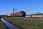 On 14 March 2024 RFO 193 627 hauls an intermodal train through Valburg CUP. 