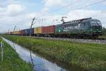 RFO 193 955 hauls a container train towards Neiuss Gbf through Valburg on 14 April 2026.