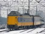 A modernized ICM-III with a ICM-IV unit entering Utrecht central station in the snow on 17-12-2009.