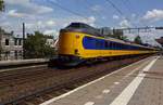 On 14 August 2014 NS 4233 passes through Arnhem-Velperpoort with a Roosendaal bound service.