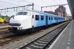 Syntus (jetzt Keolis) 904 zeigt sich am 31. Mai 2026 in Amersfoort im Rahmen des 60. Jubiläums der niederländischen Triebzüge Plan V/Mat'64. Die gelbe 876 der NSM, die rote 466 von De Karel (im Hintergrund sichtbar) und die blau-weiße 904 von Keolis – die drei einzigen noch betriebsfähigen Plan V – präsentierten sich an diesem glorreichen 31. Mai 2026 über 250 disziplinierten Fotografen in Amersfoort.
