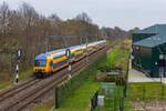 10.04.2023 | Hoevelaken - DDZ 7645 enter the station, is heading towards Amersfoort.