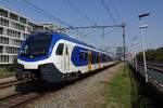 Op 22 augustus 2019 staat NS 2213 op het punt de rivier de Waal over te steken nadat hij minder dan een minuut geleden station Nijmegen heeft verlaten.