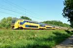 NS 8736 passes through Tilburg Oude Warande on 26 May 2017.
