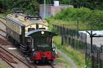 On 6 July 2026 SHM 271 shunts the C9002 Blokkendoos at Hoorn and gets photographed from the pedestrians' bridge.