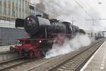 Not only the Kerst-Express steam special to Essen Hbf could be admired at Arnhem on a grey 17 December 2022, but also a steam shuttle that acted between Arnhem and Ede-Wageningen.