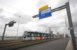 RET 2055 på linje 20 från Kreekhuizenlann till Rotterdam Centraal på Erasmusbron. Spårvagnen är en modell Citadis.

Datum: 7 oktober 2011.

Bron är ojämn - därför åker spårvagnen nedför backen på bilden.