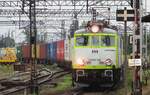 Captrain Polska EU07E-160 hauls a container train wrong track through Gliwice-Labedy on 24 August 2021 due to works, that blocked the normal track.