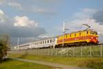 Again in retro colours, EP09-046 stands at warszawa-Wschodnia with an IC to Sczcecin Glowny on 1 May 2016.