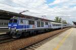 EP09-031 stands at Warszawa-Wschodnia on 1 May 2016.