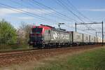 On 18 April 2021 PKP Cargo International EU46-514 hauls the Chengdu container train through Alverna. The pinkish red on the cabs was a short lived experiment by PKPCI to a new corporate identity with grey bodies and pinkish red cabs. At least the pinkish red has been abandoned and the cab on all PKPCI Vectrons are blue.