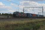 Cargounit 5 370 164 traina un treno container LTE attraverso Valburg il 6 agosto 2026.