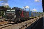 Cargounit 5 370 067 'KAROLINA' zieht am 17. September 2026 einen voll beladenen LKW Walter-Aufliegerzug durch Pirna. Cargounit hat sich innerhalb eines Jahrzehnts zu einem bedeutenden Leasingbetreiber in Polen entwickelt und verfügt über einen Fuhrpark älterer polnischer Wagen, aber auch über Vectrons und polnische Drehstrom-Elektrolokomotiven.
