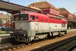 ZSSK 754 072 runs round at Leopoldov on 29 May 2015.