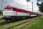 T478 1001 stands on 30 May 2015 with an extra train in Vrutky Nakladi Stanica.