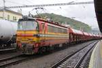 In the pouring rain, ZSSL Cargo 240 032 banks a freight through Bratislava hl.st.