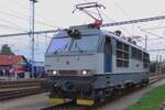 Ex-ZSSK ES499-0001 stands at Benesov u Prahy on a grey 27 September 2025 and will put herself in front of an extra retro train to Praha hl.n.
