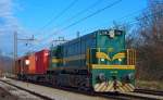 Diesel loc 644-016 pull two freight wagons trough Maribor-Tabor on the way to Tezno yard. /3.1.2013 