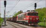Electric loc 363-022 pull freight train through Maribor-Tabor on the way to the north.