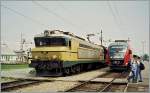 The SZ 363 016 with is Cargo train runs non stop through the Ljubljana Station. 
(autumn 1996/scanned negative)