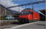 The SBB Re 460 009-4 (UIC 91 85 4 460 006-4 CH-SBB)  Le Jet d'eau  and the BLS Re 4/4 501 in Interlaken Ost .