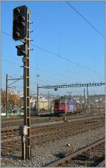 The SBB Re 420 160-4 is leaving Renens (VD).
09.11.2011