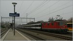 A SBB Re 4/4 II 11135 makts wiht is IR a stop in Sissach.
06.11.2011