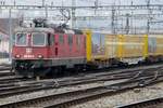 On a grey 24 March 2017 SBB 420 285 hauls a post train through Olten.