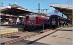 The SBB Re 4/4 II 11124 wiht a IC 4 to Zürich in Singen.