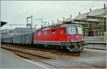 The SBB Re 4/4 II 11237 wiht a typicla fast train service of this time by his stop in Vevey.
Analog picture from 1995