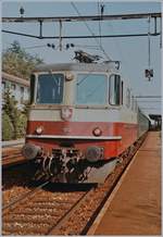 The SBB Re 4/4 II 11252 wiht the fast train service 526 by his stop in Grenchen Süd. 
08.10.1984