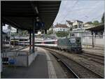 The SBB Re 4/4 II 11161 wiht his IC to Singen is arriving at Schaffhausen. 

06.09.2022