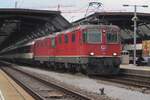 More old stock at Zürich HB on 19 May 2023: two older electrics, lead by 11116, haul an IC service to Singen (Hohentwiel) out of Zürich HB.