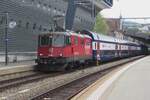 SBB LION 420 206 quits Zürich HB with a peak hour service on 19 May 2023.