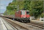 The SBB Re 4/4 II 11283 (Re 420 283-4) with a Cargo Train by Burier on the way to Villeneue.

07.09.2022