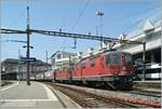 The two SBB Re 4/4 II 11250 (Re 420 250-3) and Re 4/4 II 11248 (Re 420 248-7) are waiting with a long freight train from Hbbilln's wagons in Lausanne for the block distance to the IR 90 and thus for theirs Continue driving. 

June 26, 2024